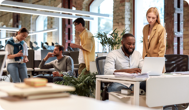 groupe of people working and chatting in an office
