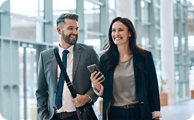 homme et femme marchant dans un aéroport en costume
