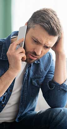 Homme stressé sur son portable
