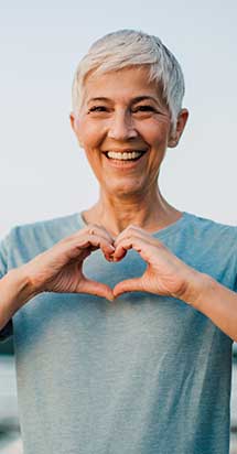 Une femme qui sourit