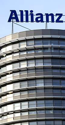Vista frontal de um prédio da Allianz Worldwide bem construído e robusto.